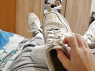 Sneaker fuck in bed