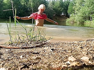 Halt motion jumping in lake..